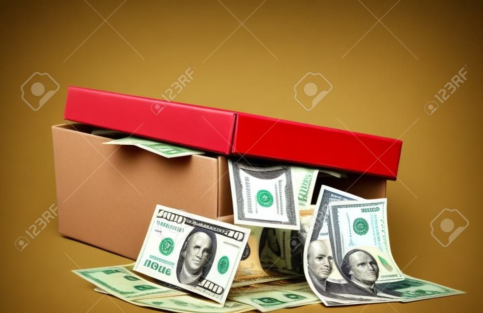 una caja de zapatos llena de dinero es desbordante con dinero en efectivo. Se trata de ninguna manera para mantener tu dinero seguros estos días