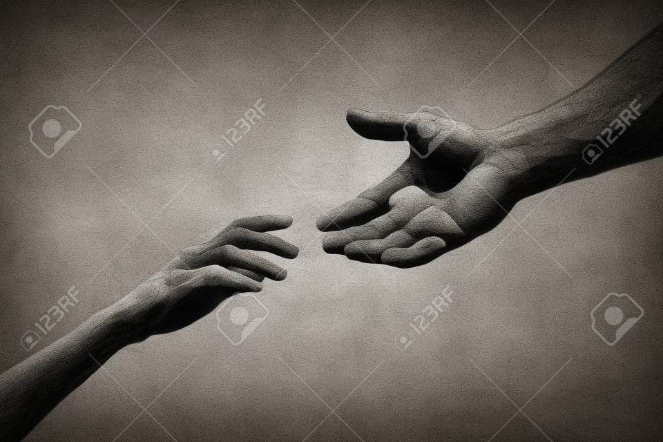 Solidarität, Mitgefühl und Nächstenliebe, Rettung. Hände von Mann und Frau, die sich erreichen, unterstützen. Eine helfende Hand geben. Eine helfende Hand reichen. Schwarz und weiß