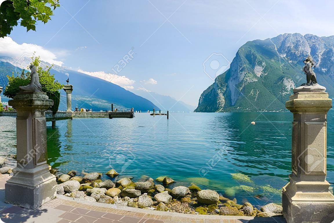 Riva del Garda, Trentino, Itália, por Garda lago, flores decoração do passeio