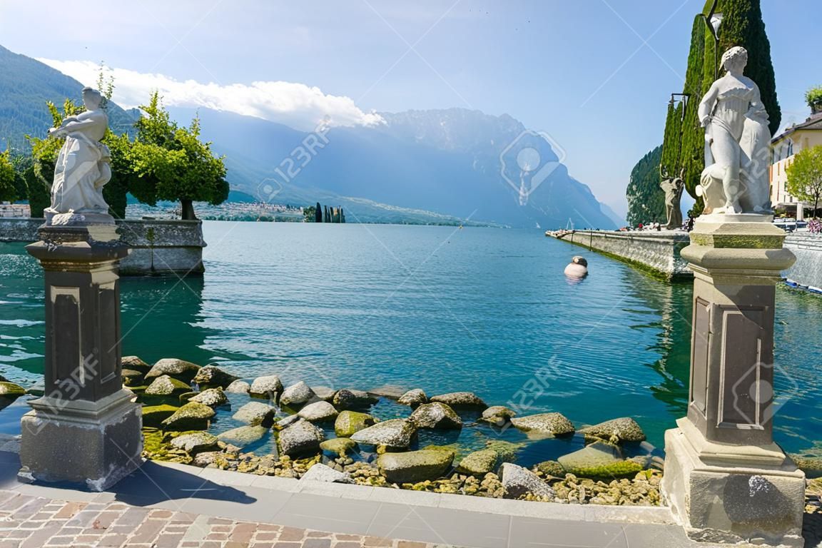 Riva del Garda, Trentino, Itália, por Garda lago, flores decoração do passeio