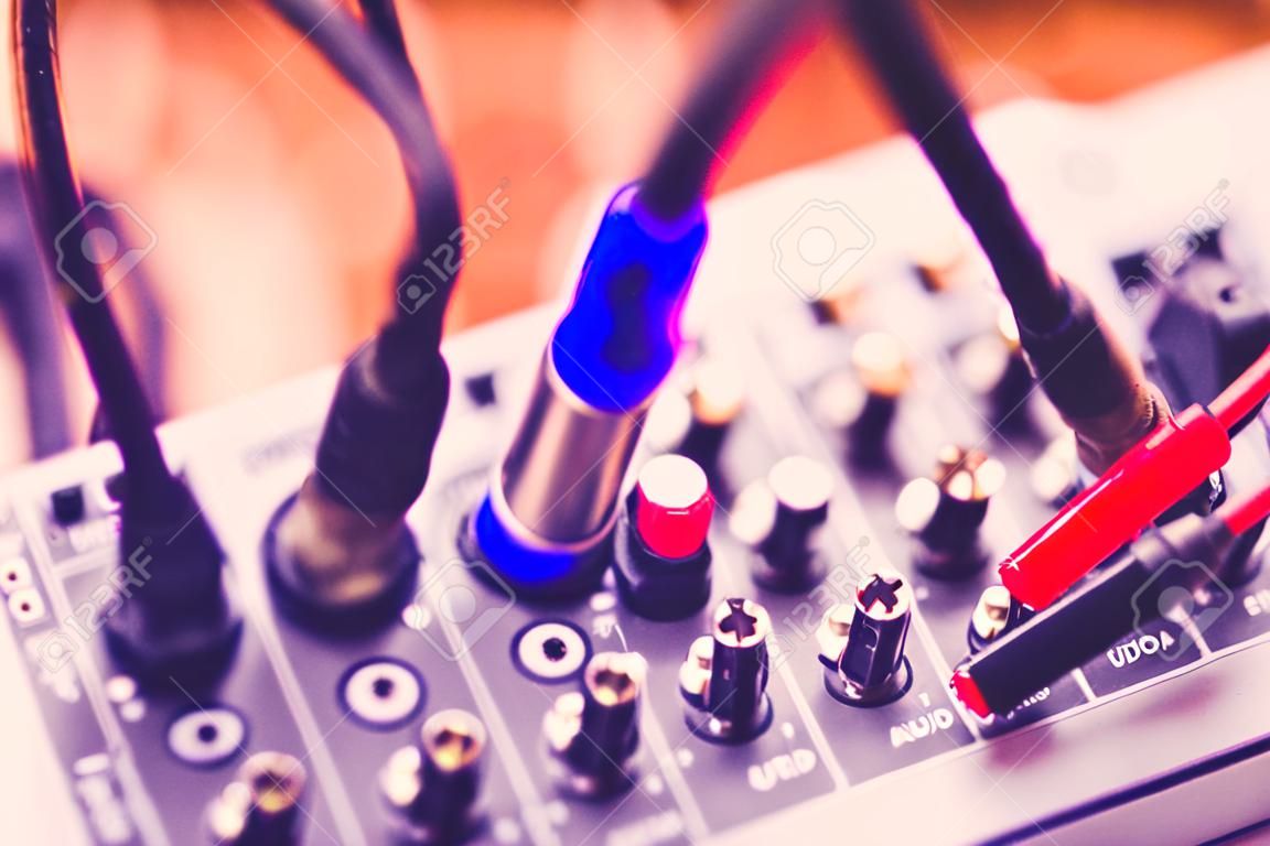 Audio-und Video-Klinkenkabel am hinteren Ende der Empfänger, Verstärker oder Musikmischer bei Konzert, Party oder Fest verbunden. Weiche Effekt auf Foto