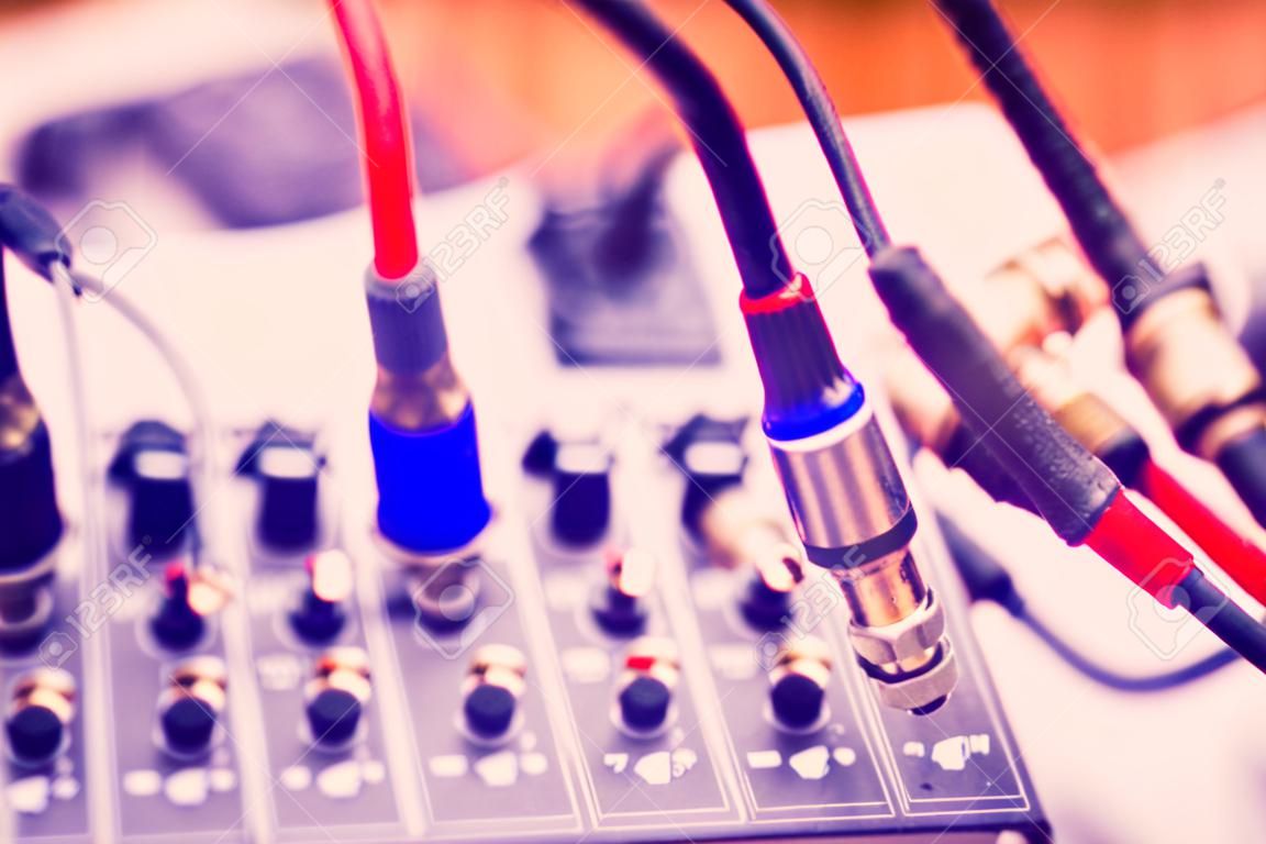 Аудио и видео разъем подключен кабель в задней части приемника, усилителя или Music Mixer на концерт, вечеринку или праздник. Мягкий эффект на фото