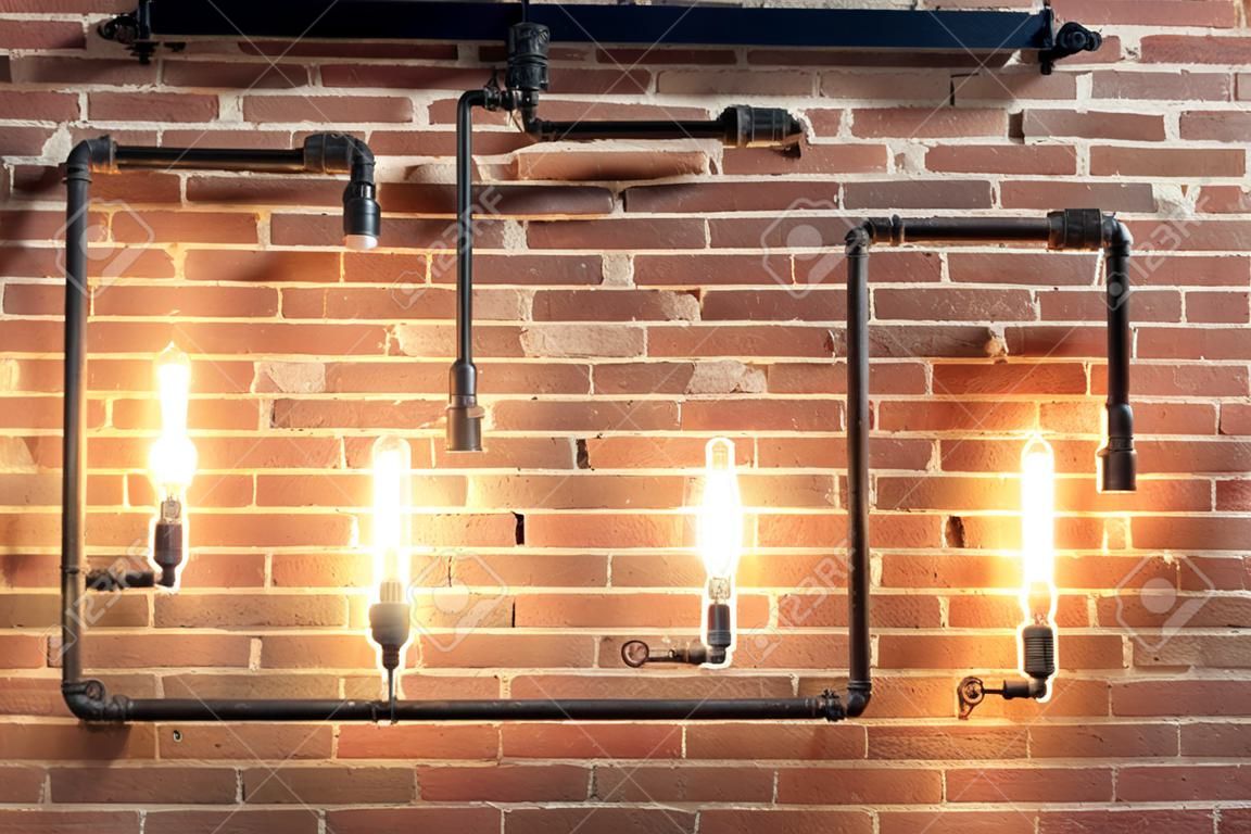 entre la conception du mur vintage. conception rustique, mur de briques avec des ampoules et tubes, faible inter bar éclairé