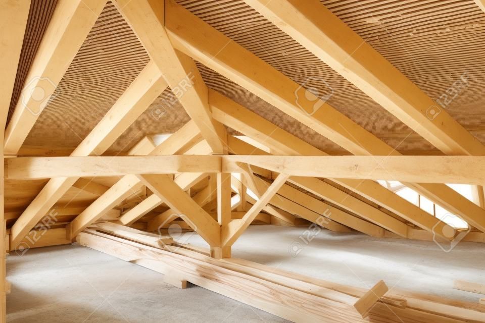 家の建設現場で木製の梁の設置木材、木材、金属ホルダーで建物の詳細