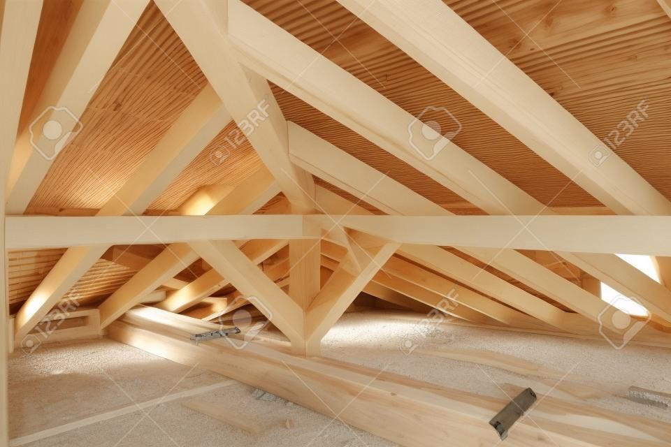 Installation von Holzbalken auf Haus Baustelle. Gebäudedetails mit Holz-, Holz- und Metallhaltern
