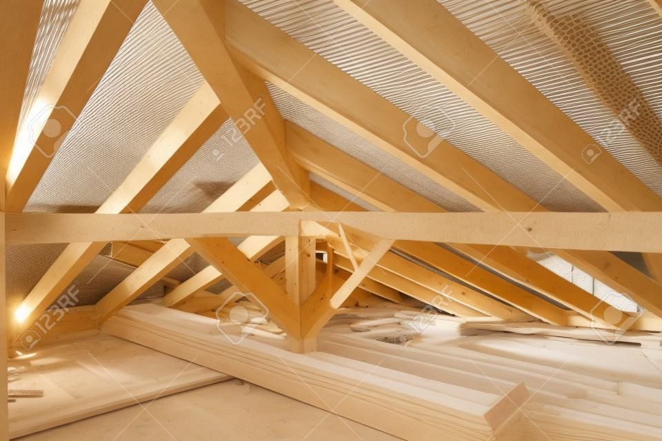 Installation von Holzbalken auf Haus Baustelle. Gebäudedetails mit Holz-, Holz- und Metallhaltern