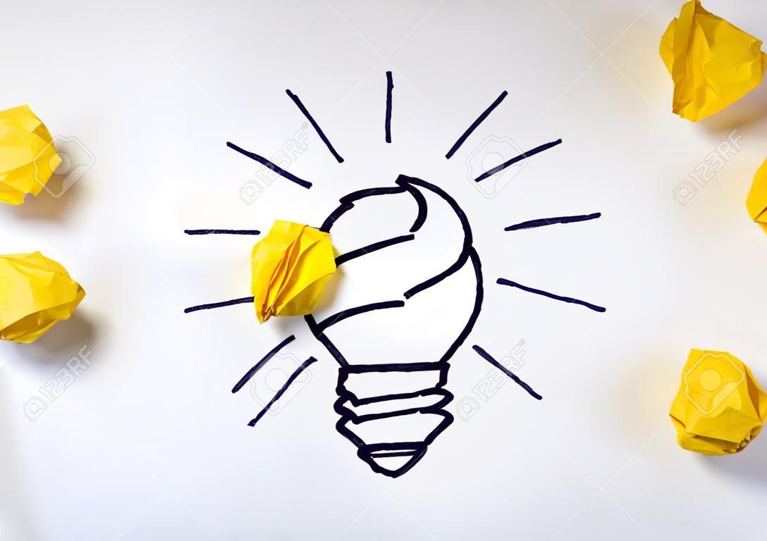Konzept für Innovation, Kreativität und Inspiration. Skizze einer Glühbirne mit einer Papierkugel
