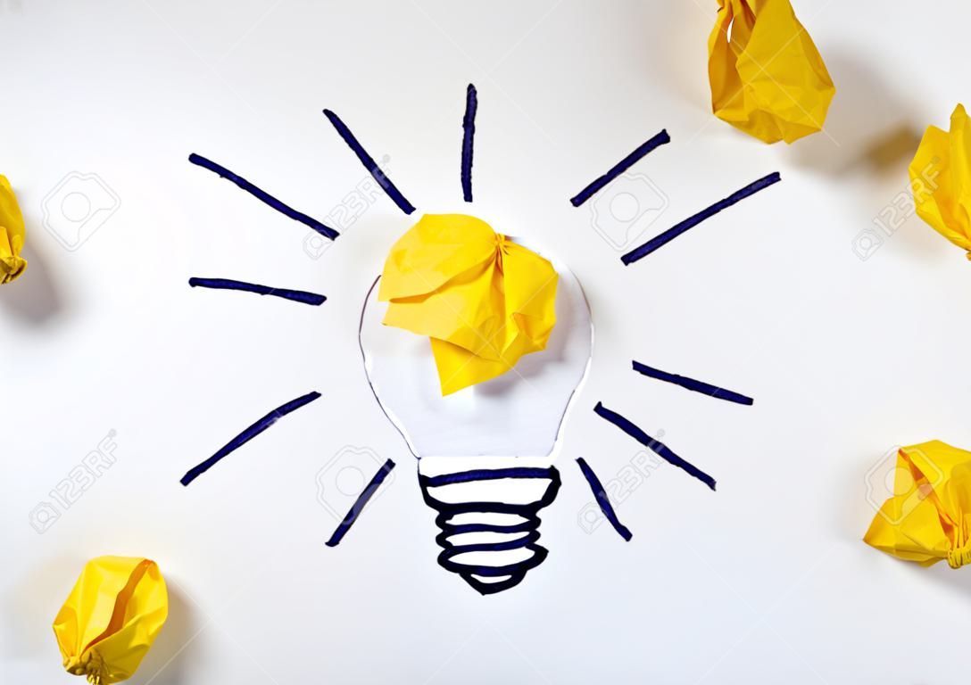 Konzept für Innovation, Kreativität und Inspiration. Skizze einer Glühbirne mit einer Papierkugel