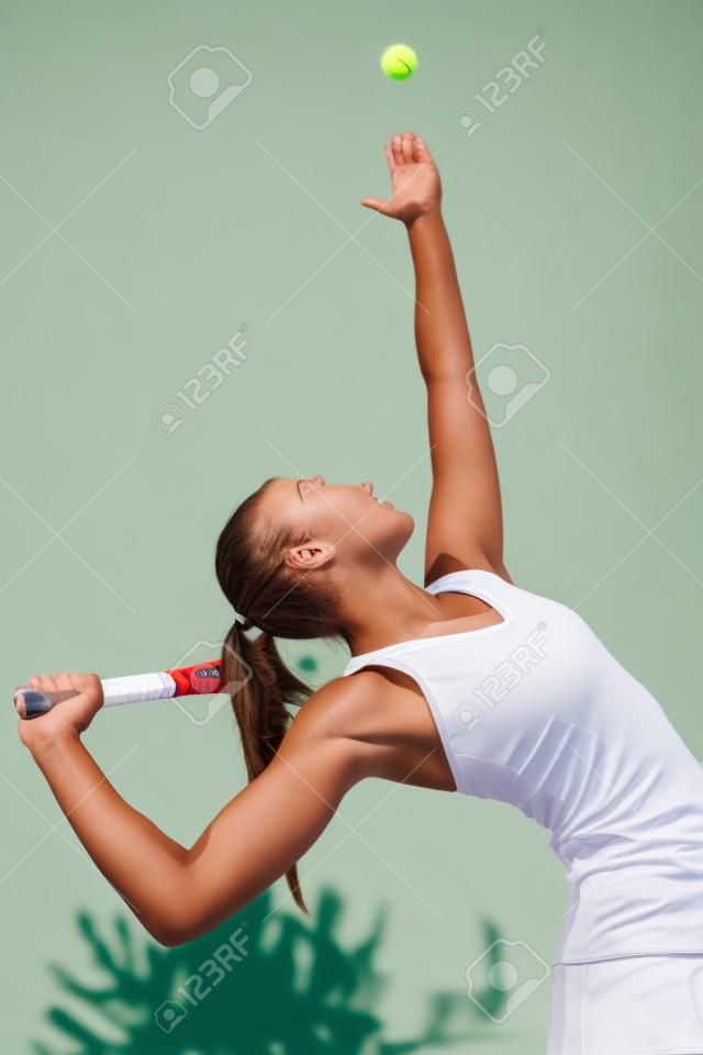 Молодая женщина, играть в теннис