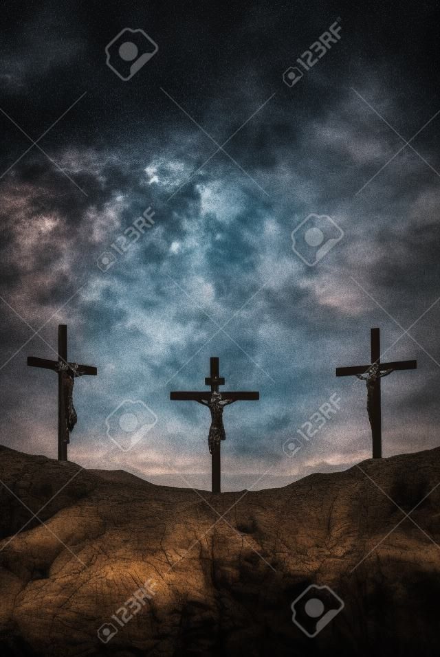 Três cruzes na montanha Gólgota representando o dia da crucificação de Cristo