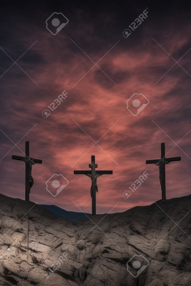 Três cruzes na montanha Gólgota representando o dia da crucificação de Cristo
