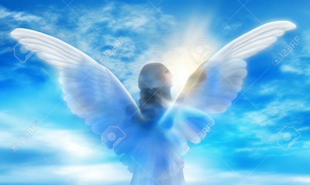 Piękny anioł na niebieskiego nieba tle z kopii przestrzenią