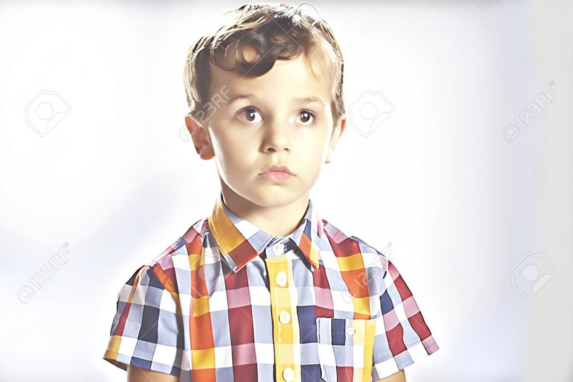 Portret van kind geïsoleerd op grijze achtergrond
