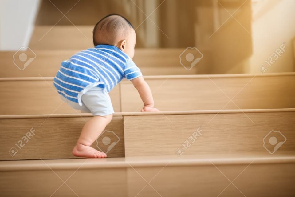 10 mesi adorabile Lo sviluppo del bambino asiatico, salire le scale di casa