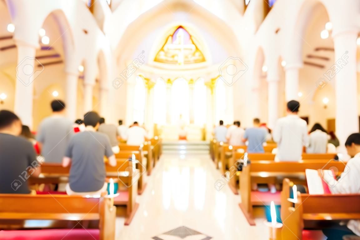 Verschwommene christliche masse in der kirche beten