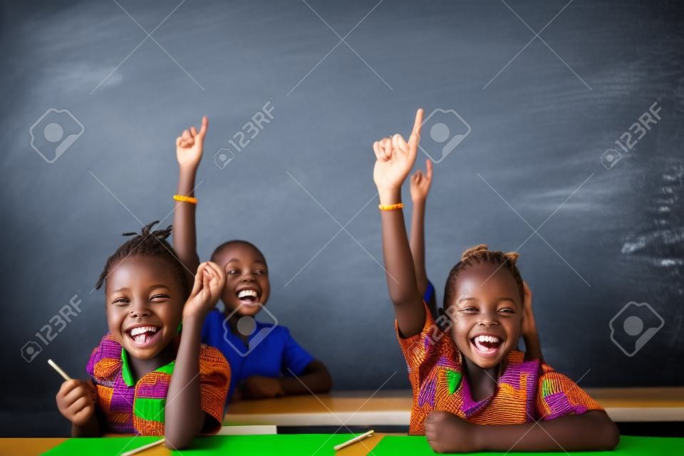 Hermosos niños africanos sonriendo y riendo en la escuela en el interior