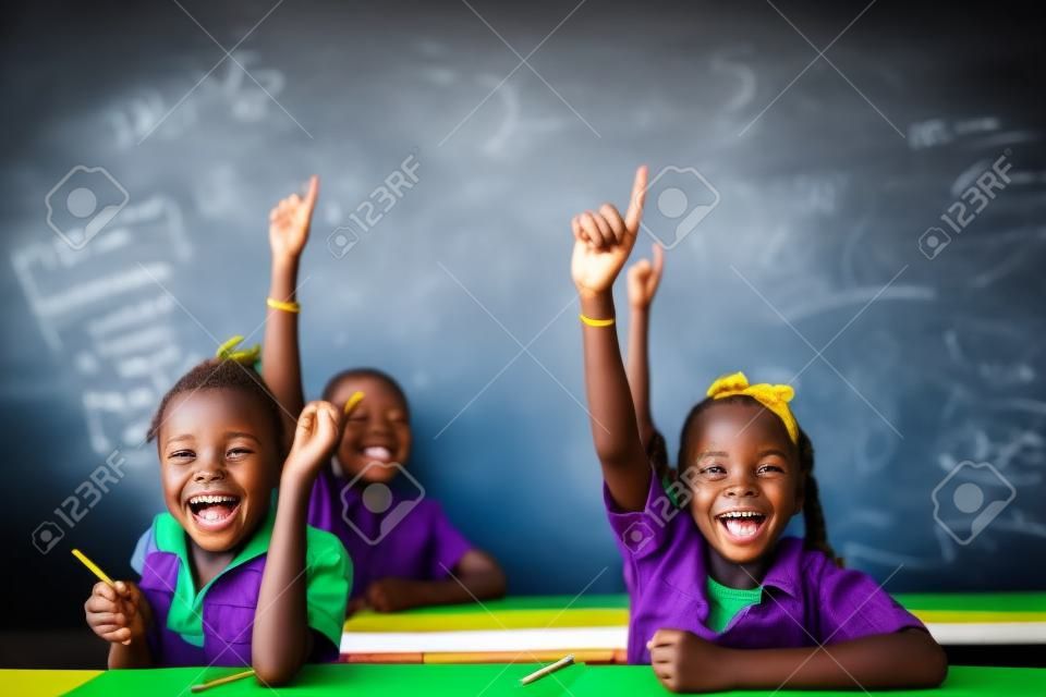 Hermosos niños africanos sonriendo y riendo en la escuela en el interior