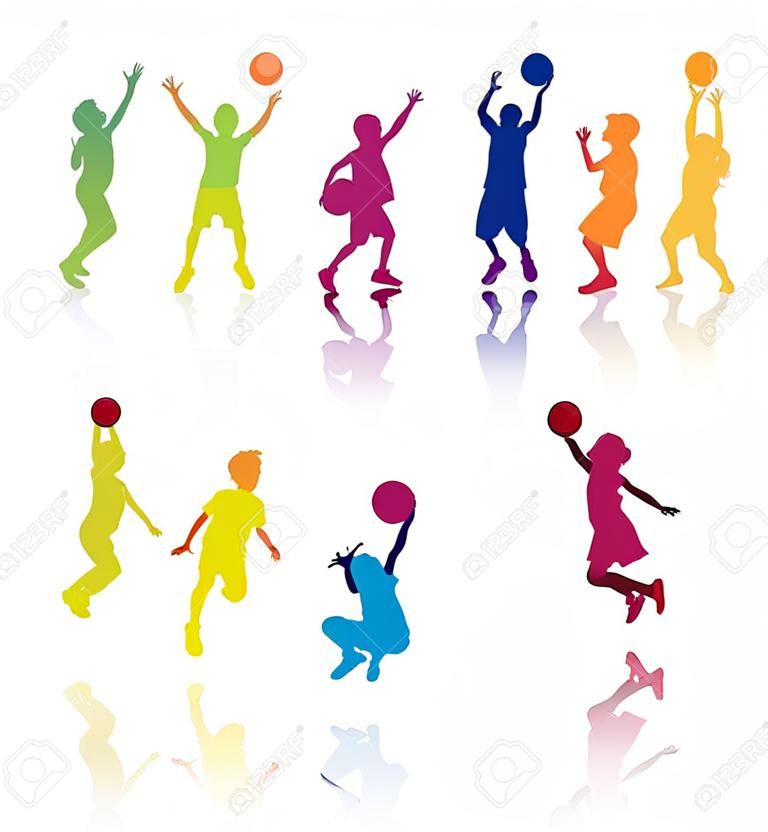 Siluetas de los niños, saltar y jugar al baloncesto con reflejos. Fácil de editar, cualquier tamaño.