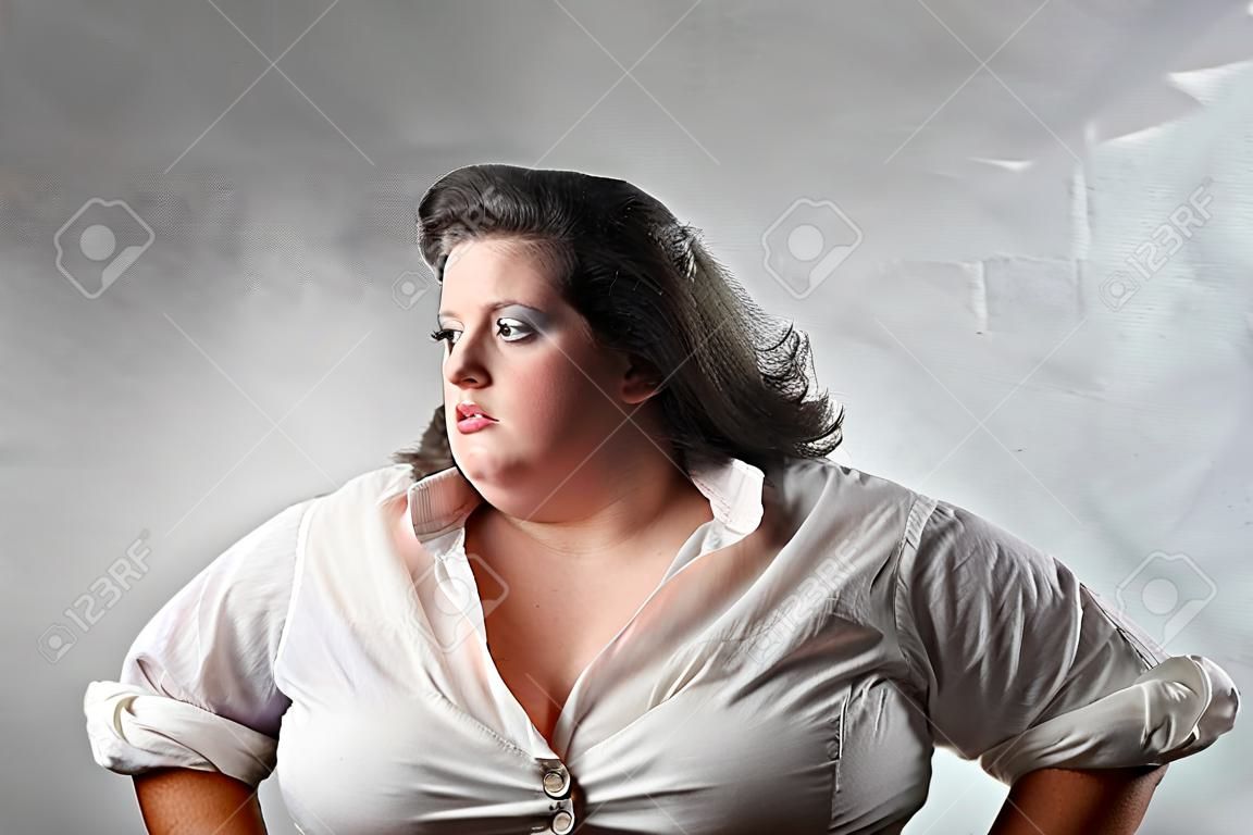 Mujer grasa con expresión triste