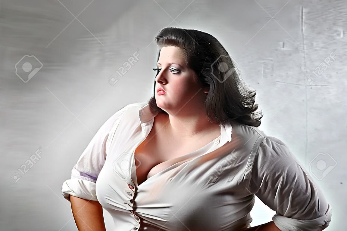 Mujer grasa con expresión triste