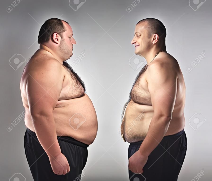 Homem gordo com o fitter um na frente dele