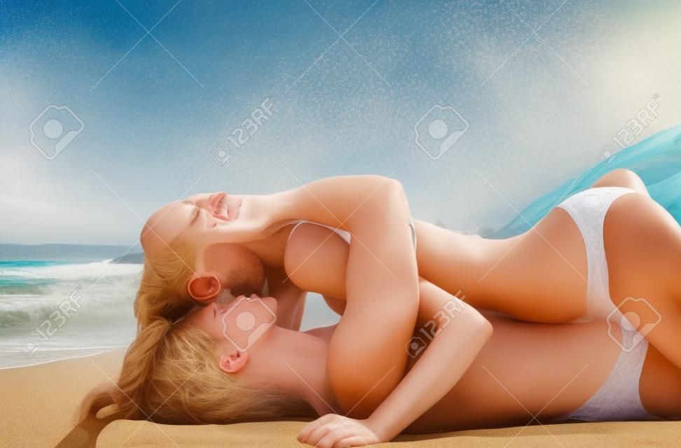若い恋人たちのビーチでキス