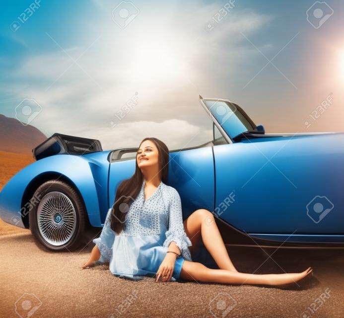 mooie vrouw ontspannen door haar auto