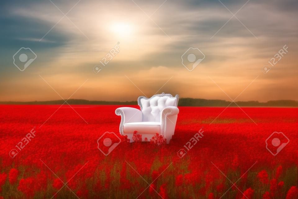 Красное кресло в поле полный цветов