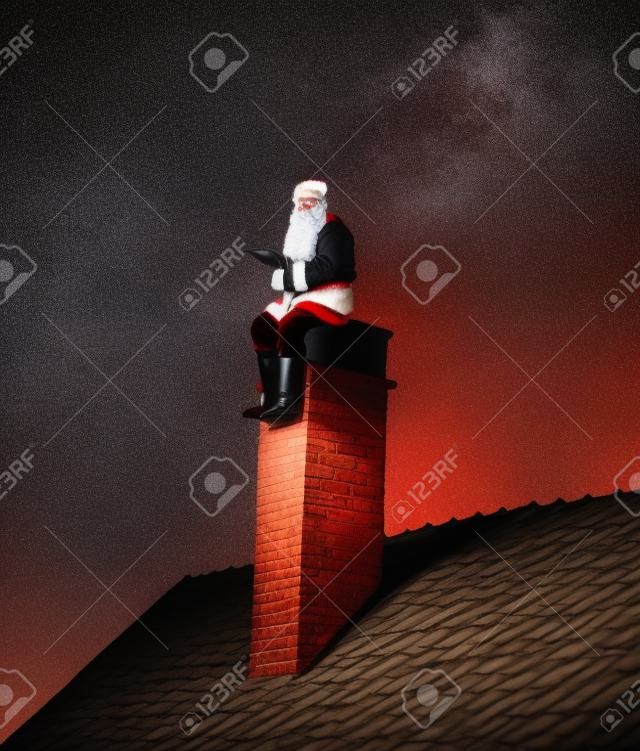 Santa que se sienta en la chimenea