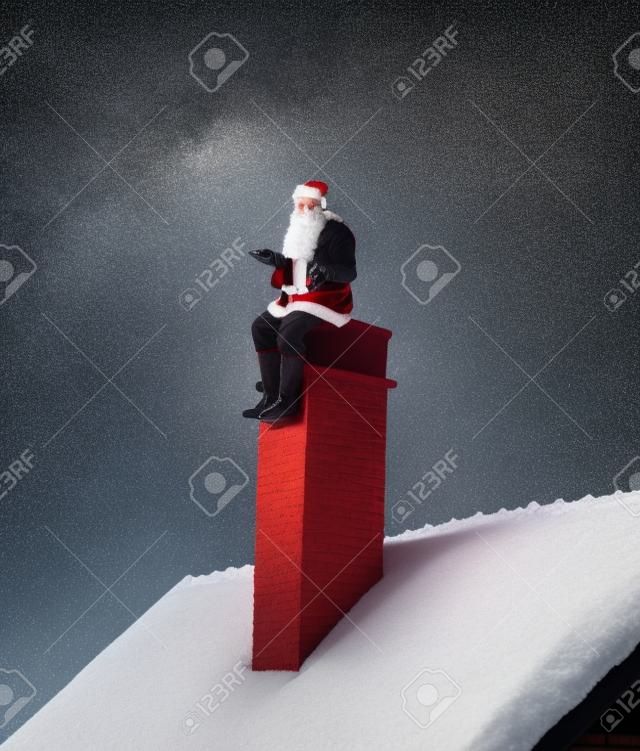 Санта сидит на трубе