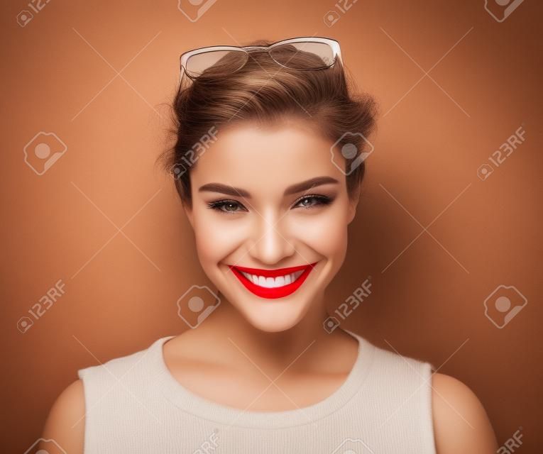 Schöne lächelnde Frau trägt Lippenstift rep