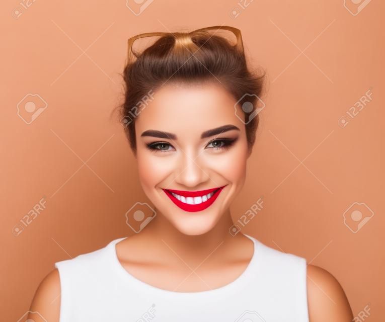 Schöne lächelnde Frau trägt Lippenstift rep