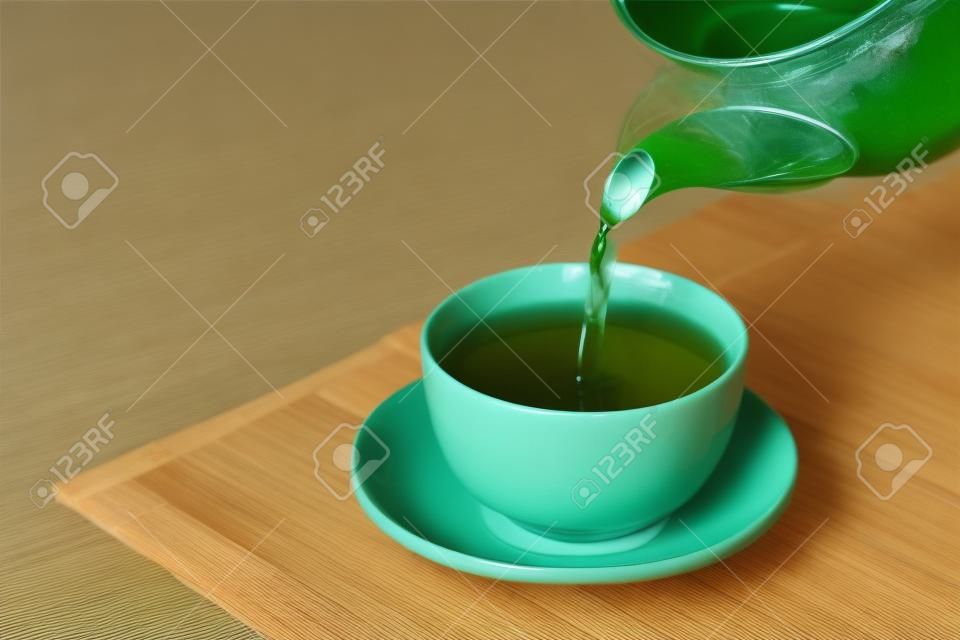 Verser le thé vert