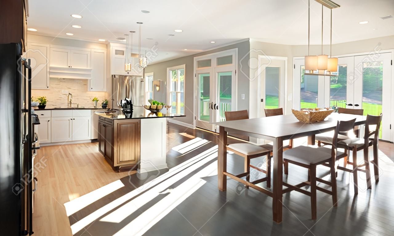 konyha belső az új luxus haza szigeten, mosogató, fehér szekrények és parkettás
