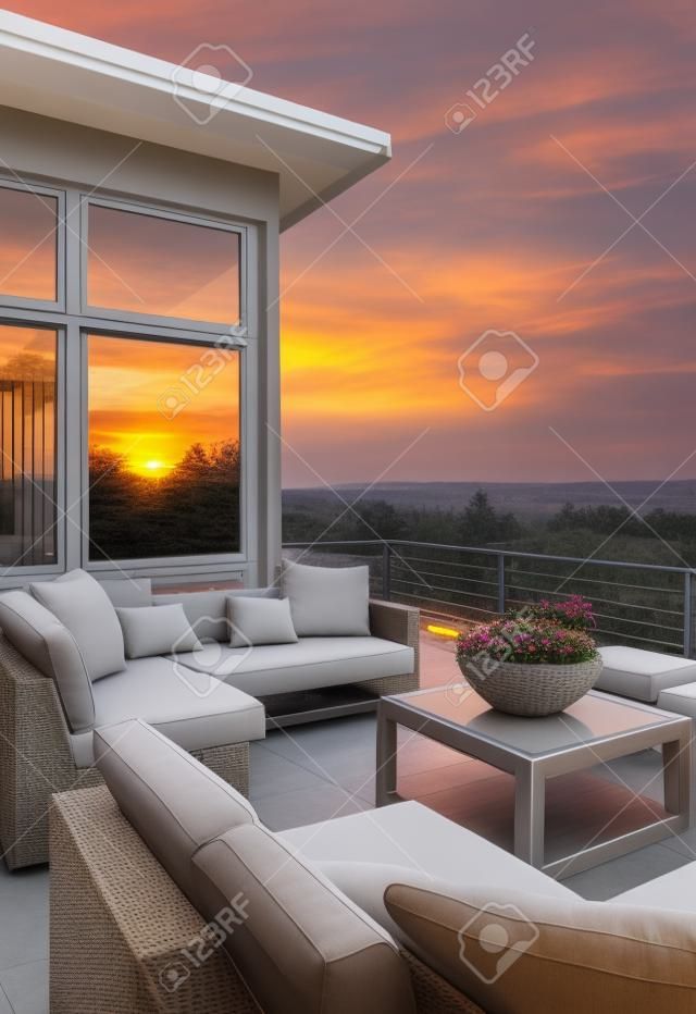 美しい夕暮れの景色、垂直方向のホームの外部のテラス