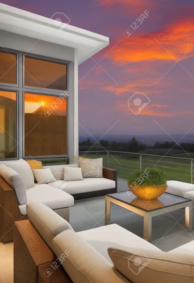 Haus exter Terrasse mit schöner Aussicht auf den Sonnenuntergang, vertikale Ausrichtung
