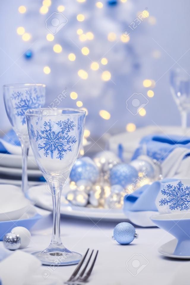 Gedeck für Weihnachten in blau und weiß Ton