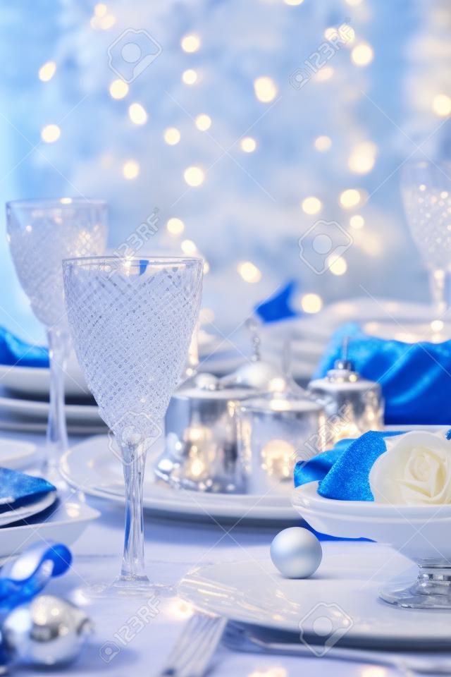 파란색과 흰색 톤의 크리스마스 설치 장소
