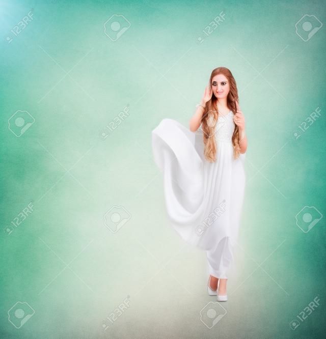 Afrodita mujer de estilo en el vestido blanco que agita la diosa del griego clásico