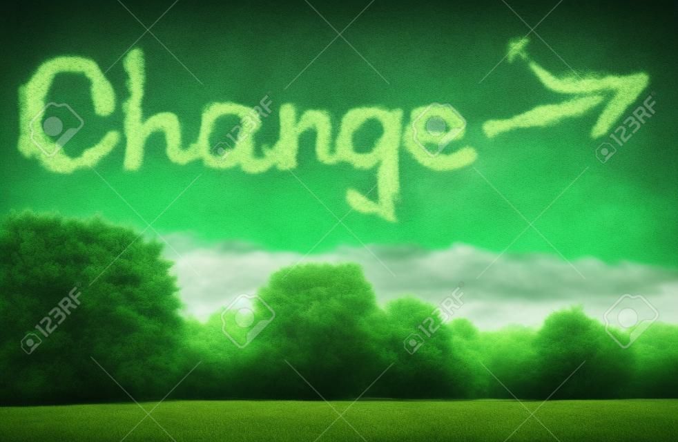 Das Wort Change geschrieben mit Wolken über einer grünen Landschaft