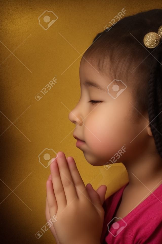 기도하는 어린 소녀