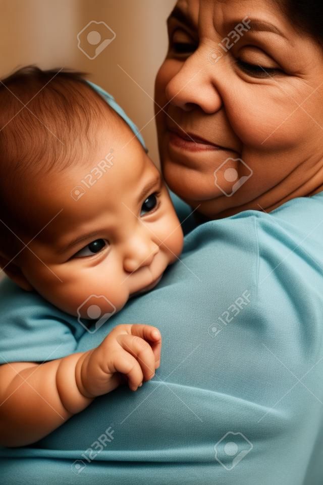Mãe hispânica segurando o bebê