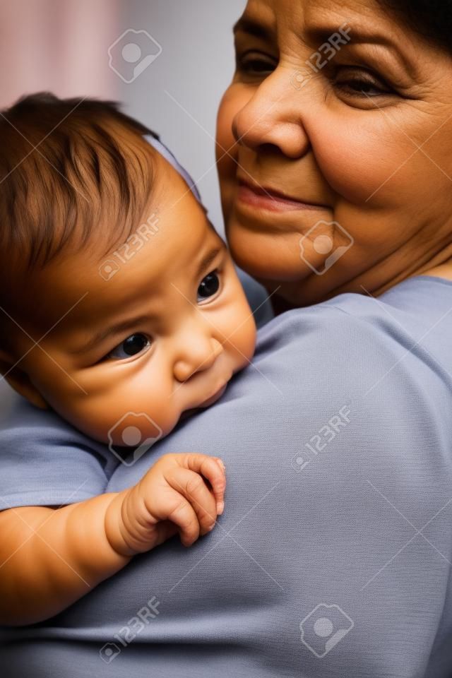 Mãe hispânica segurando o bebê