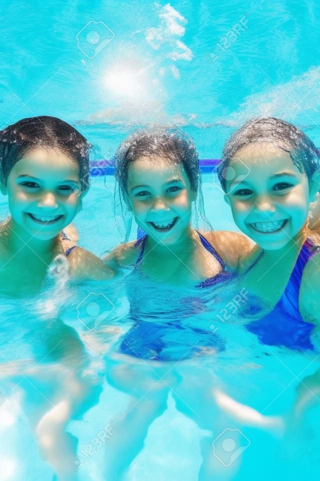 Yüzme havuzunda birlikte zevk kızlar