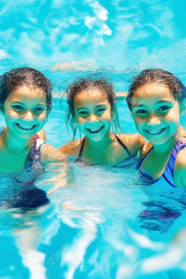Yüzme havuzunda birlikte zevk kızlar