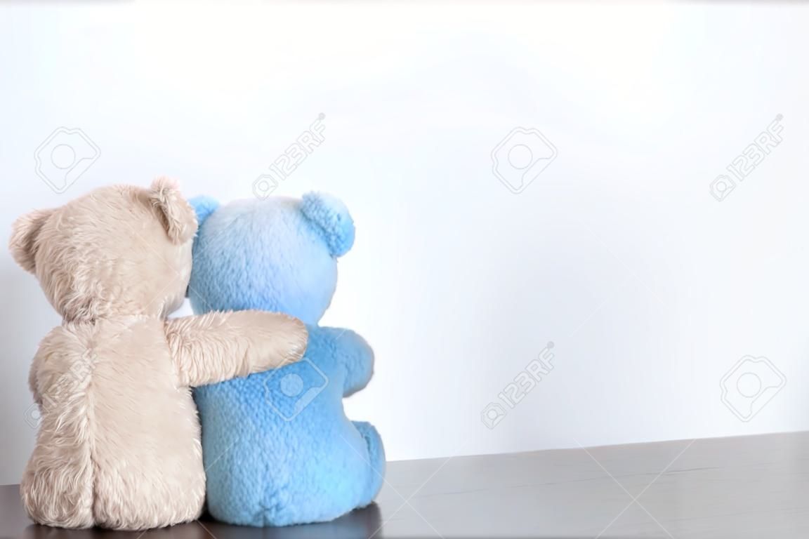 Freundschaft - zwei Teddybären, die in seinen Armen halten