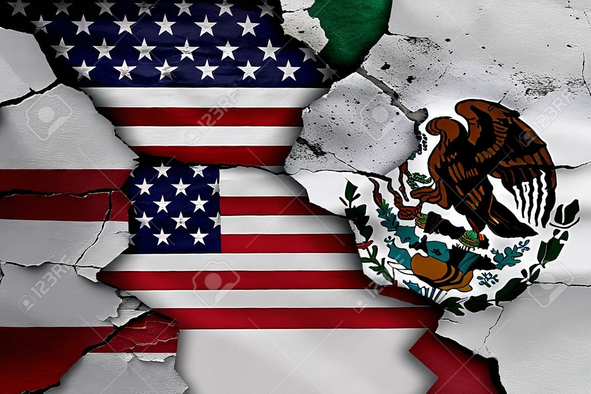 drapeaux des Etats-Unis et le Mexique peints sur mur fissuré