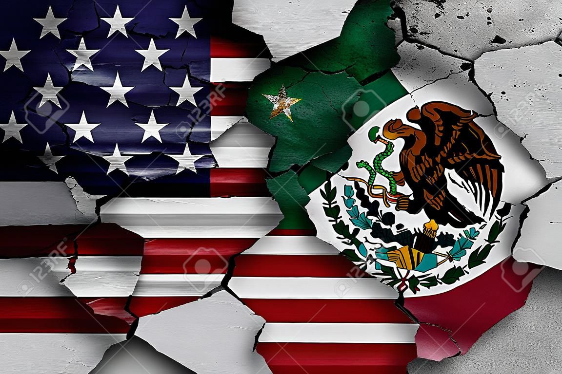 drapeaux des Etats-Unis et le Mexique peints sur mur fissuré