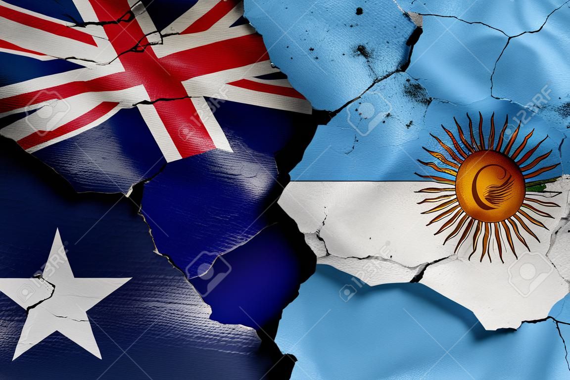 bandiere dell'Australia e dell'Argentina dipinte su pareti incrinate