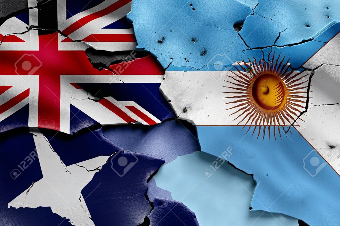 bandiere dell'Australia e dell'Argentina dipinte su pareti incrinate